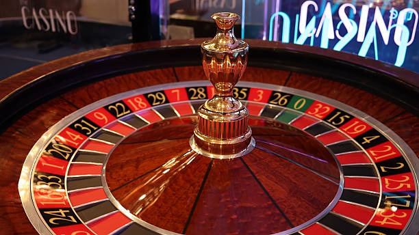 Pragmatic Play baccarat table with live dealer and betting interface on mobile screen